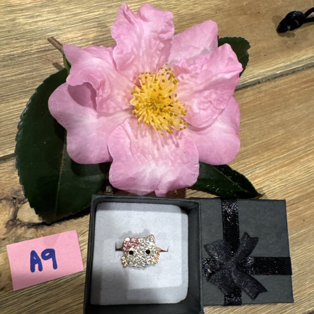 Adorable Hello Kitty Cat Kitten Silvertone Costume Adjustable Ring NEW w Box A9